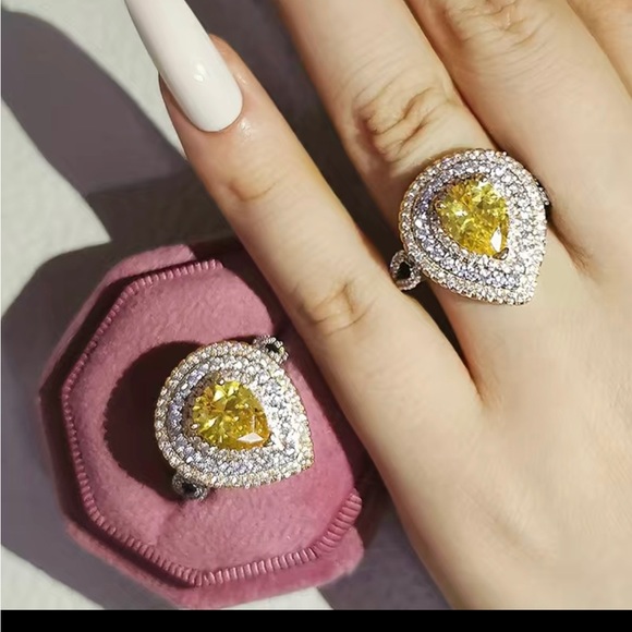 Jewelry - 🌹Luxurious promise ring with inlaid shiny zircon size 8